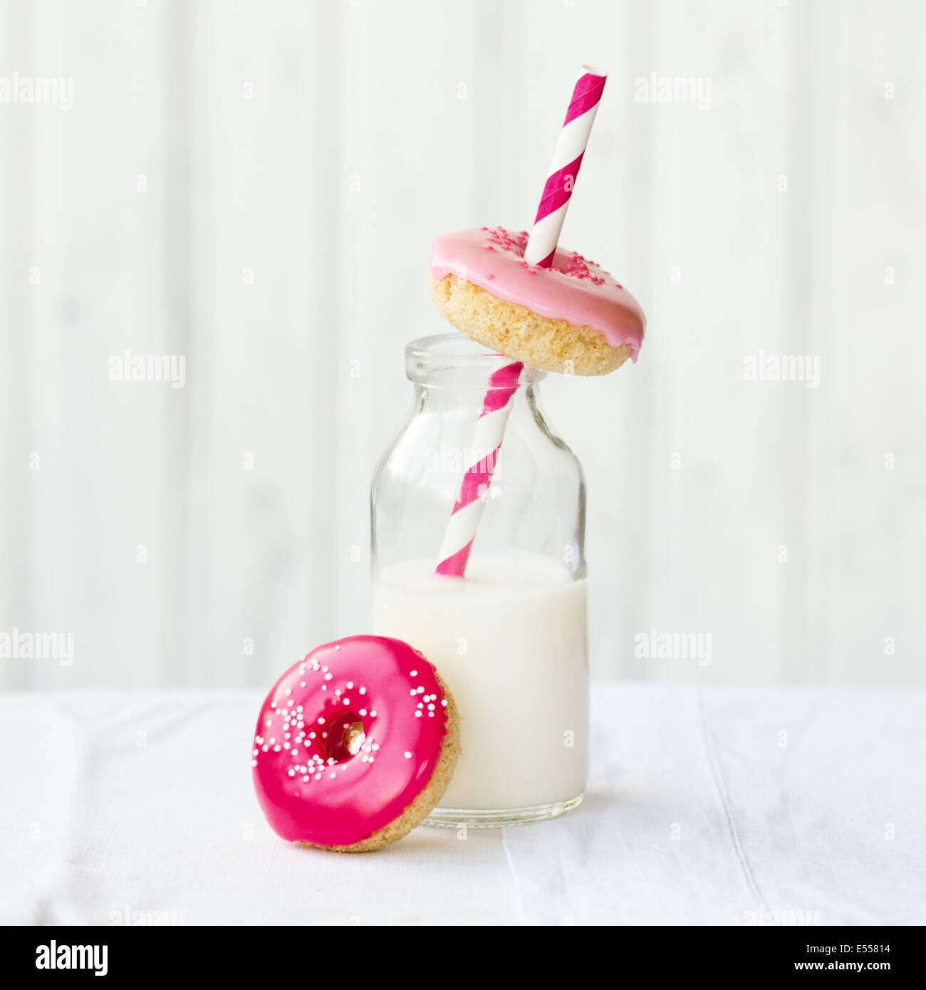 Mini Donuts serviert mit einer Flasche Milch Stockfoto