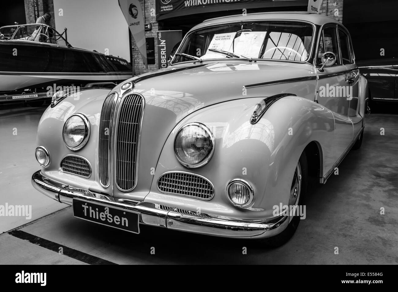 BERLIN, Deutschland - 17. Mai 2014: Full-Size-Luxus-Auto BMW 501 V8. Schwarz und weiß. 27. Oldtimer-Tage Berlin - Brandenburg Stockfoto