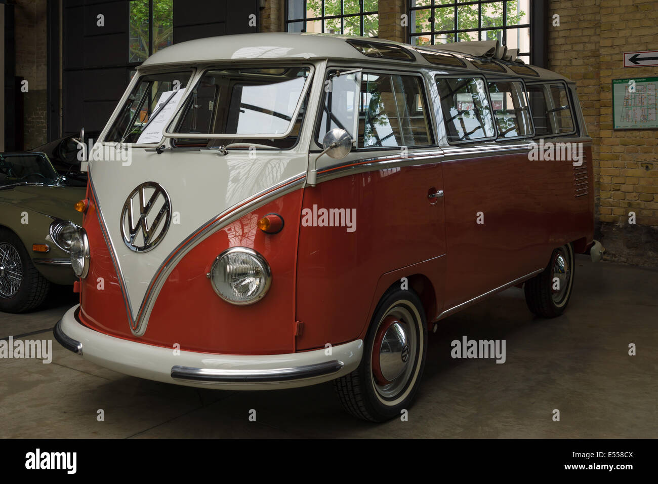 BERLIN, Deutschland - 17. Mai 2014: Minibus Volkswagen Typ 2 (Samba-Bus). 27. Oldtimer-Tage Berlin - Brandenburg Stockfoto