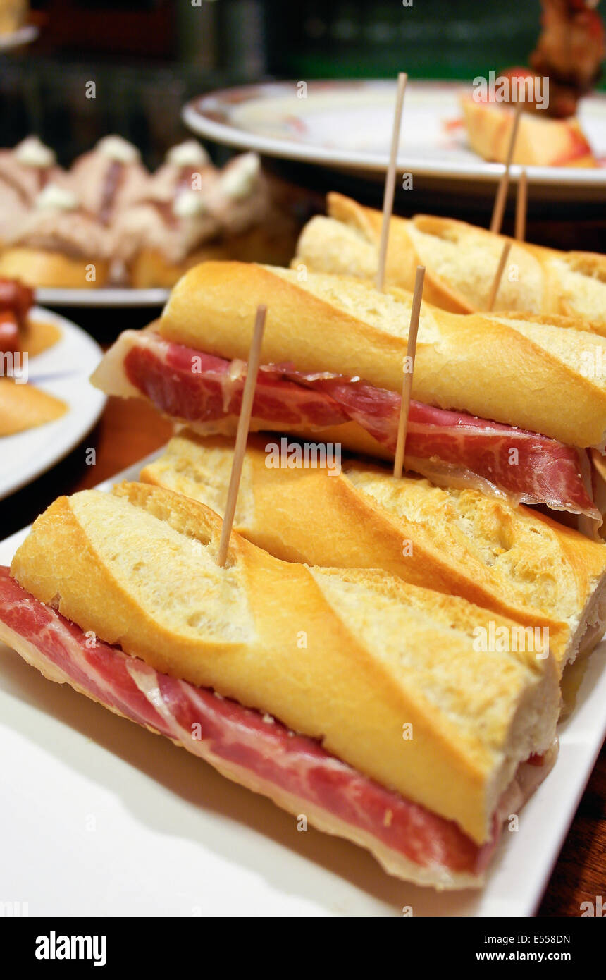 Dies ist ein kleiner Imbiss, in der Regel in Bars, traditionelle in Nordspanien und besonders beliebt im Baskenland und Na gegessen Stockfoto