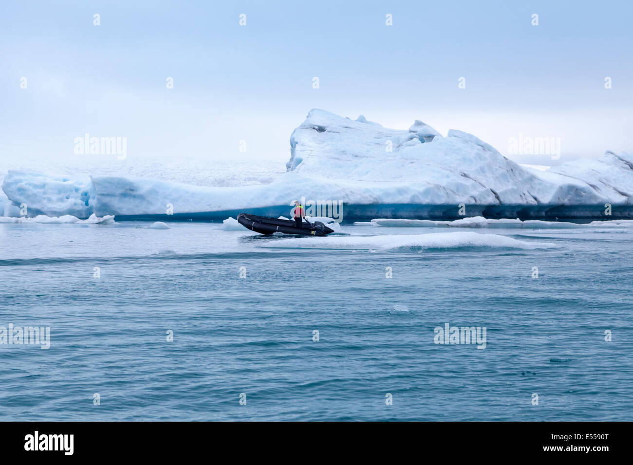 Lokale Führer Gletscherlagune Jökulsárlón in einem kleinen Schlauchboot überqueren Stockfoto