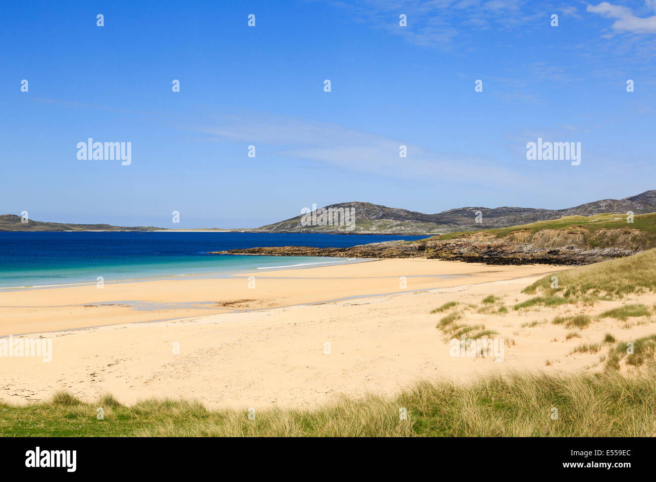 TranBlick über den unberührten Sand des Traigh Lar Strandes zur Isle of Taransay an der Westküste Horgabost Isle of Harris Äußere Hebriden Western Isles Schottland UK Stockfoto