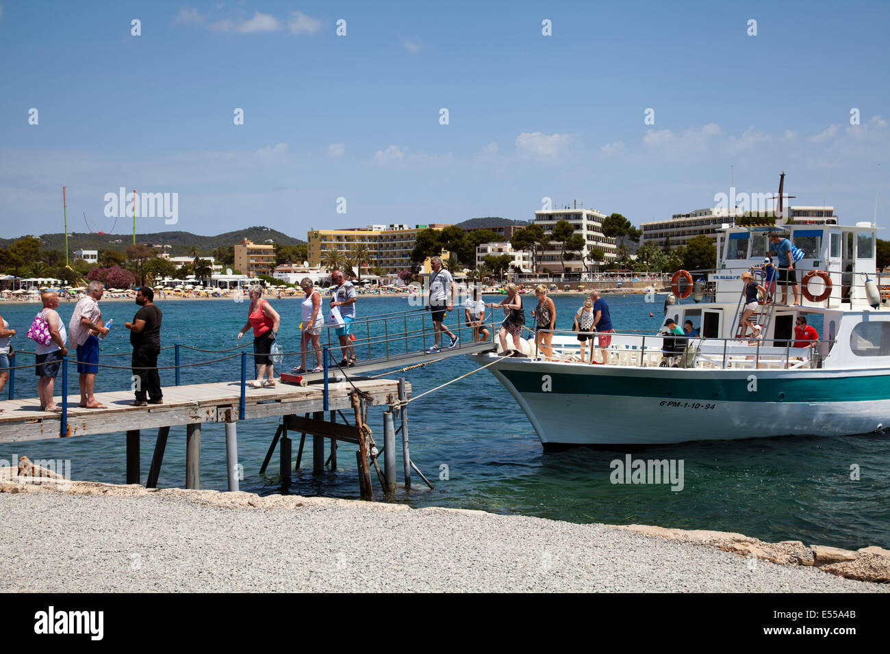 Urlauber auszusteigen aus Exkursion in Es Canar auf Ibiza Fähre Stockfoto