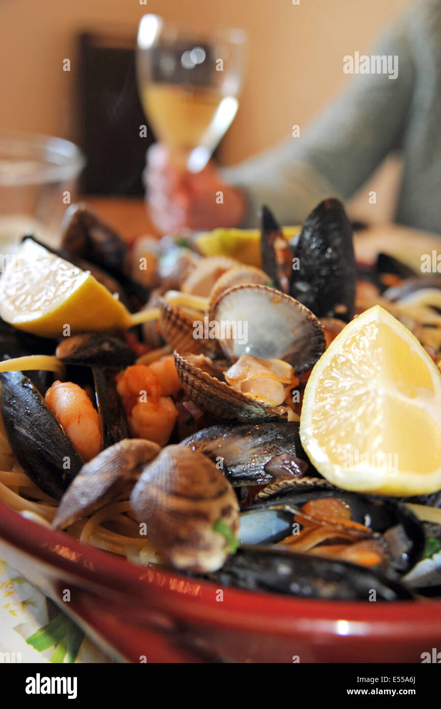 Meeresfrüchte Garnelen Muscheln Muscheln und Herzmuscheln mit Linguine Nudeln Stockfoto