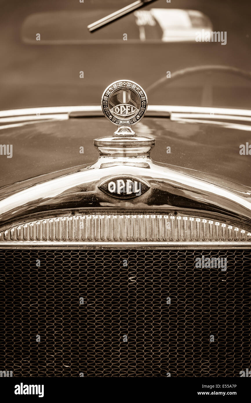 Kühlerfigur der Opel 1,2 Liter Cabrio-Limousine (1934). Sepia. 27