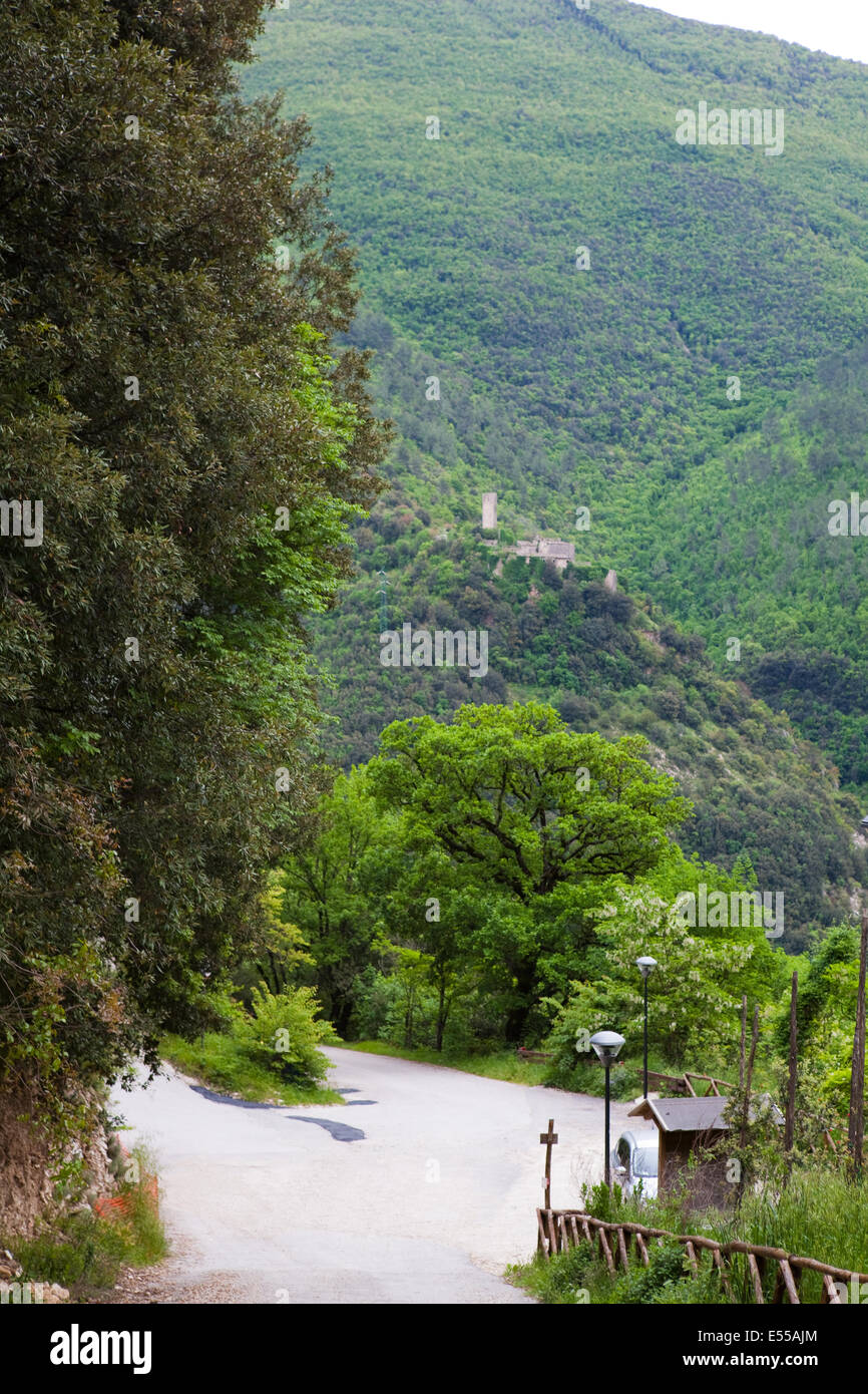 Ansicht des Castello di Umbriano aus der Abtei von San Pietro in Valle, in der Nähe von Spoleto, Umbrien, Italien. Stockfoto