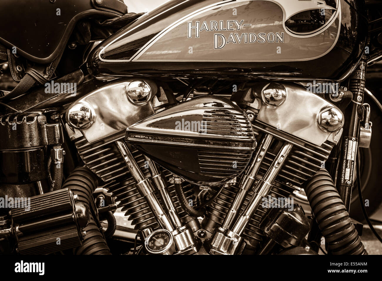 BERLIN, Deutschland - 17. Mai 2014: Twin Cam Motor Motorrad Harley-Davidson. Sepia. 27. Oldtimer-Tage Berlin - Brandenburg Stockfoto