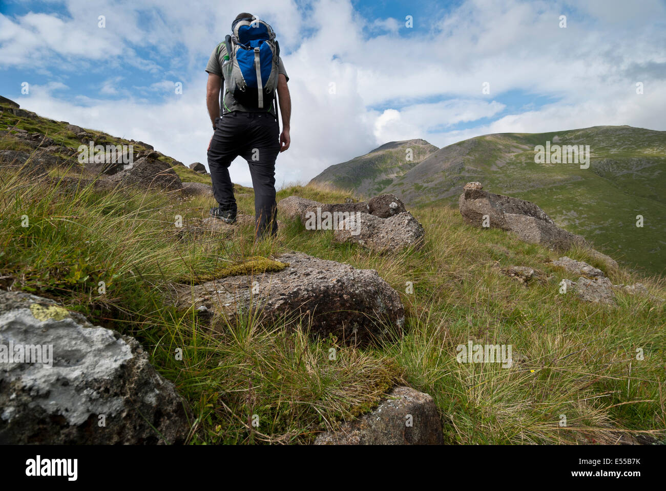 Männliche Wanderer mit Rucksack mit Blick auf großen Giebel von Seathwaite fiel, Lake District, Cumbria Stockfoto