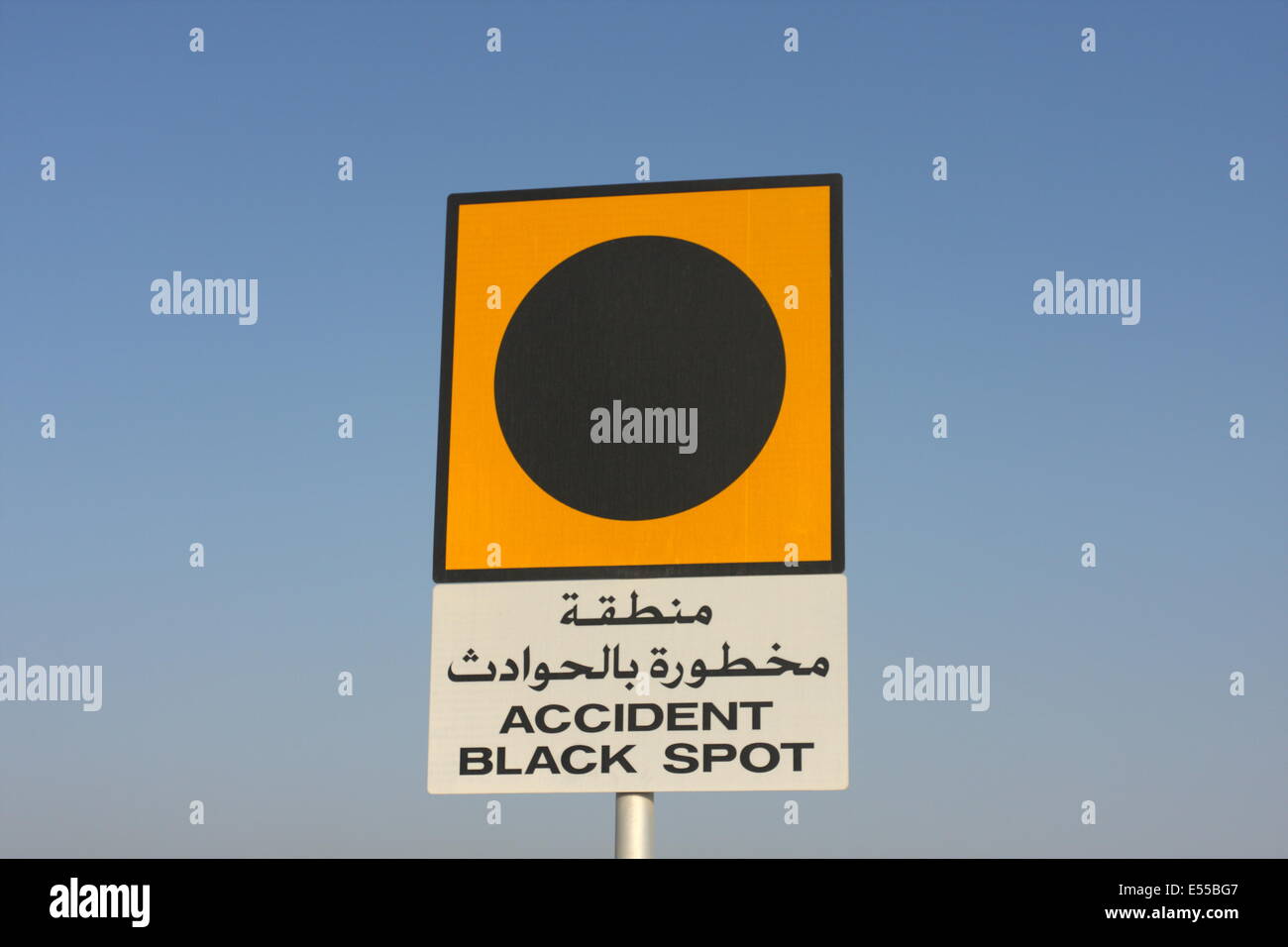 Ein Straßenschild in Arabisch und Englisch Achtung Autofahrer an einem Unfall schwarzer Fleck im Königreich Bahrain Stockfoto