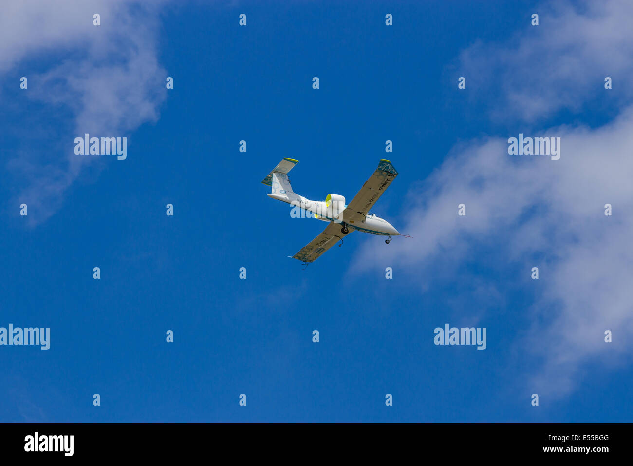 Auf der Farnborough International Air Show 2014 wurden eine Vielzahl von Flugzeugausstellungen veranstaltet, bei denen die neuesten Flugzeugtechnologien, einschließlich der Entwicklungen in der Handels- und Geschäftsluftfahrt, vorgestellt wurden. Stockfoto