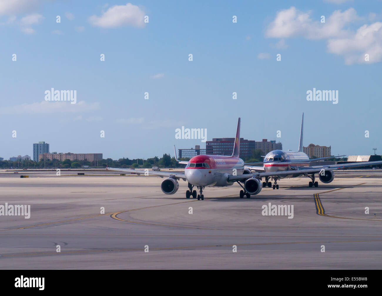 Kommerzielle Passagierflugzeug Rollen am Flughafen Stockfoto