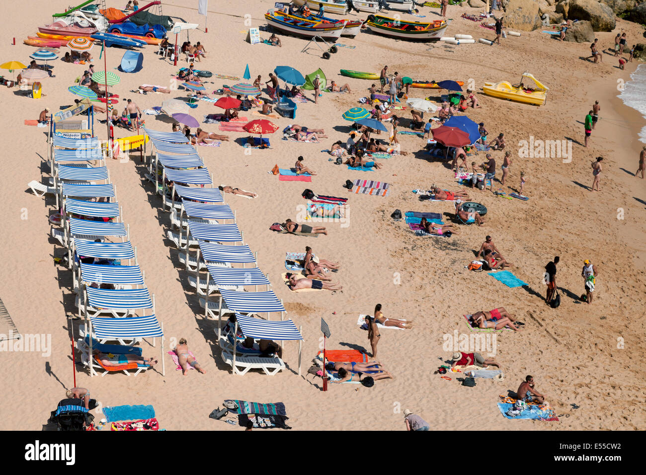 Leute, Sonnenbaden am Strand im Urlaub, Carvoeiro, Algarve, Portugal, Europa Stockfoto
