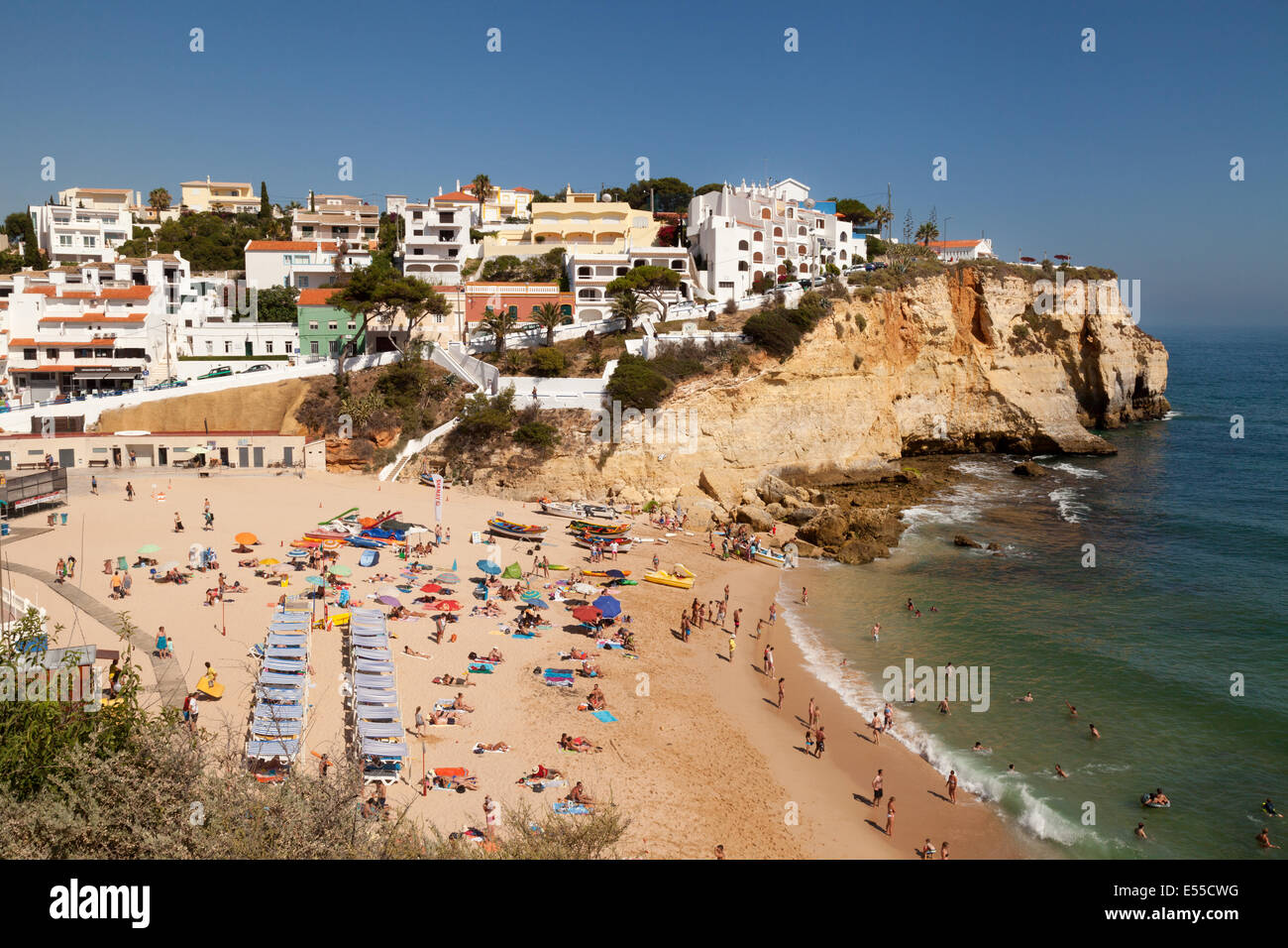 Menschen im Urlaub am Strand, Carvoeiro, Algarve Portugal Europa Stockfoto