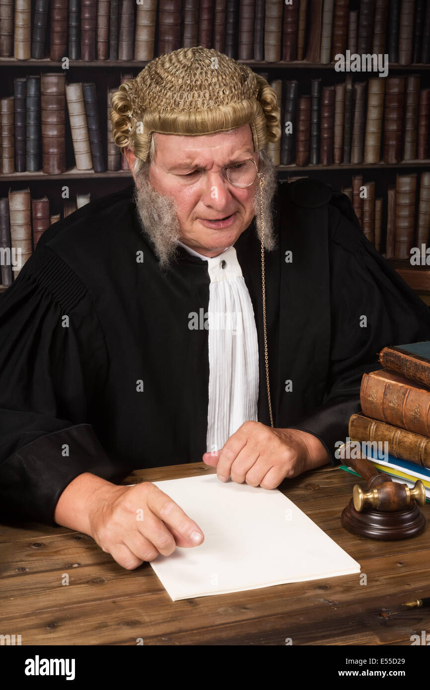 Alten Richter lächelnd vor Gericht das Tragen einer Perücke vintage Stockfoto