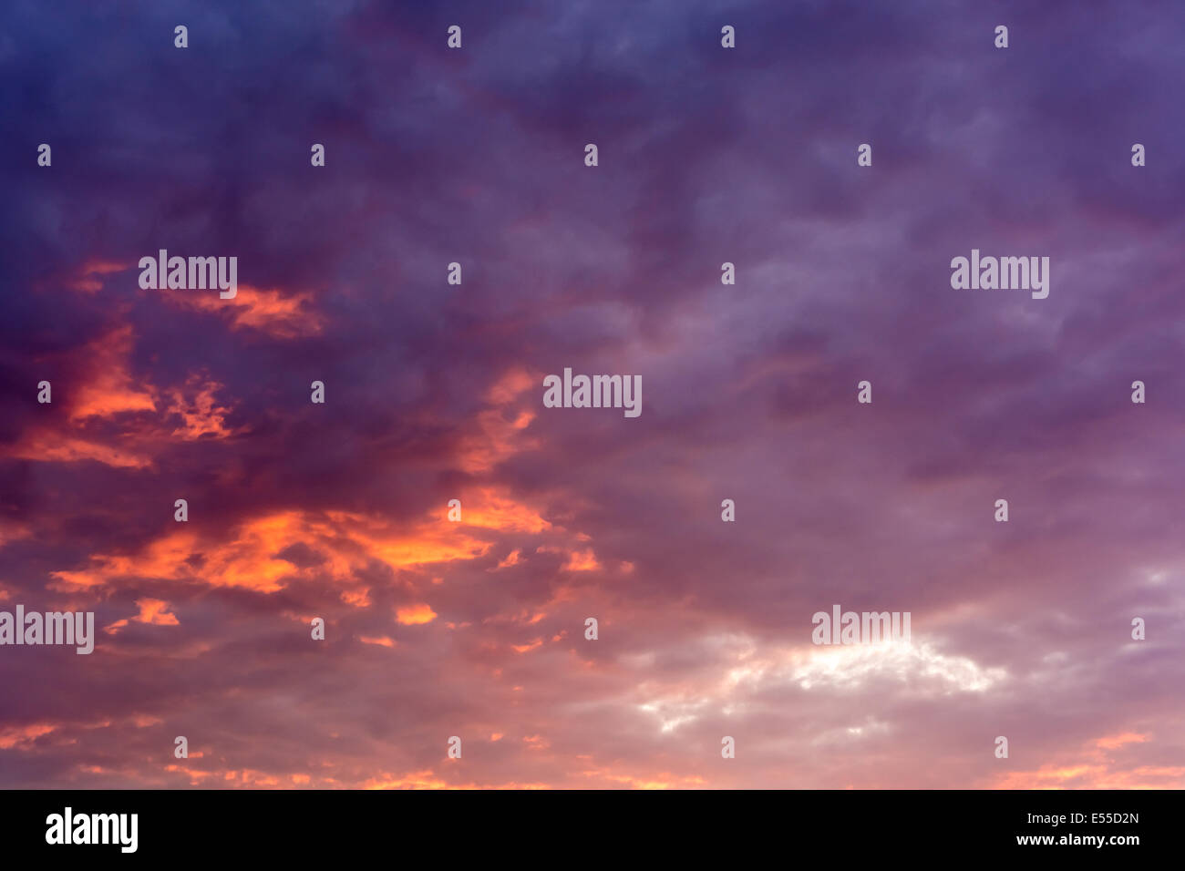Orange und lila Sonnenuntergang Sommerhimmel mit Wolken Stockfoto
