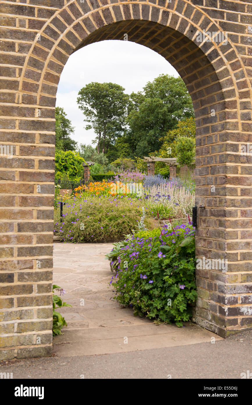 North West London, Golders Hill Park, Ziegel Eingang Tor Bogen zu