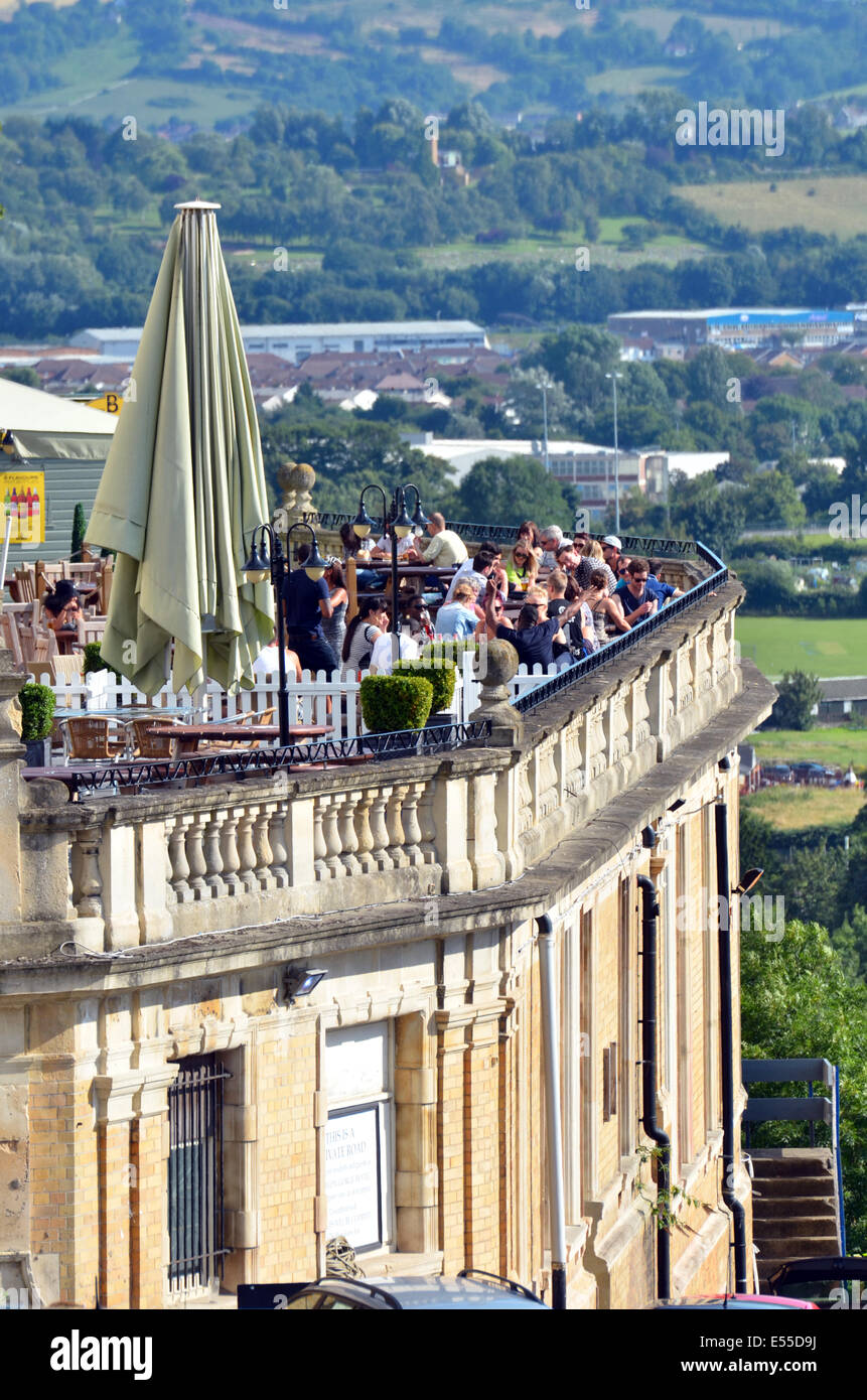 Bristol, UK. 21. Juli 2014. Menschen, die die Hitzewelle in Bristol als außen Avon Gorge Hotel auf der offenen Terrasse mit Blick auf die Avon-Schlucht und die weltberühmten Clifton Suspension Bridge genießen. Robert Timoney/AlamyLiveNews Stockfoto