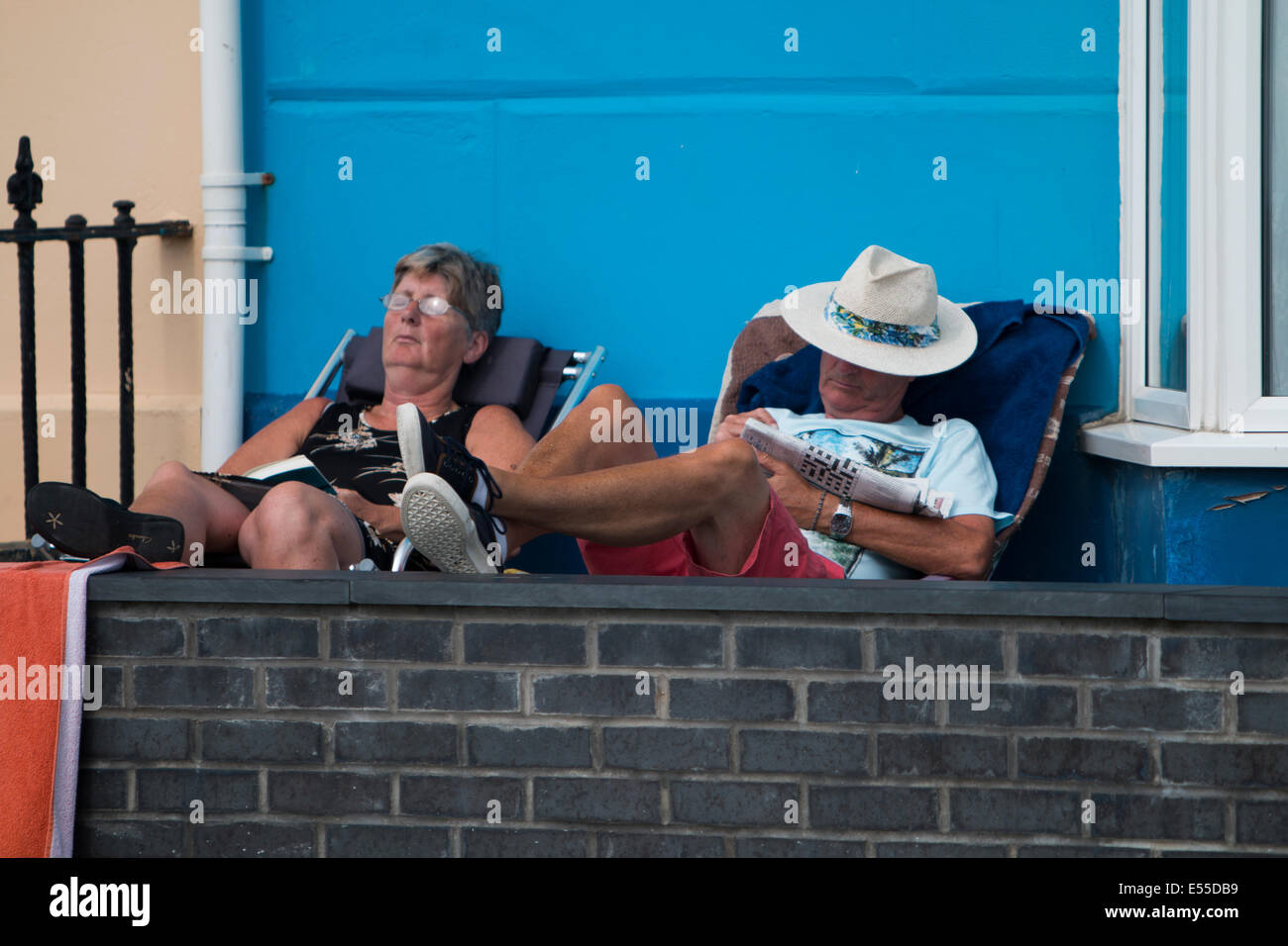 Aberystwyth, Wales, UK. 21. Juli 2014. Wetter: Ein paar machen das Beste aus dem heißen Wetter in Aberystwyth nähern Temperaturen 30 Grad Credit: Jon Freeman/Alamy Live News Stockfoto