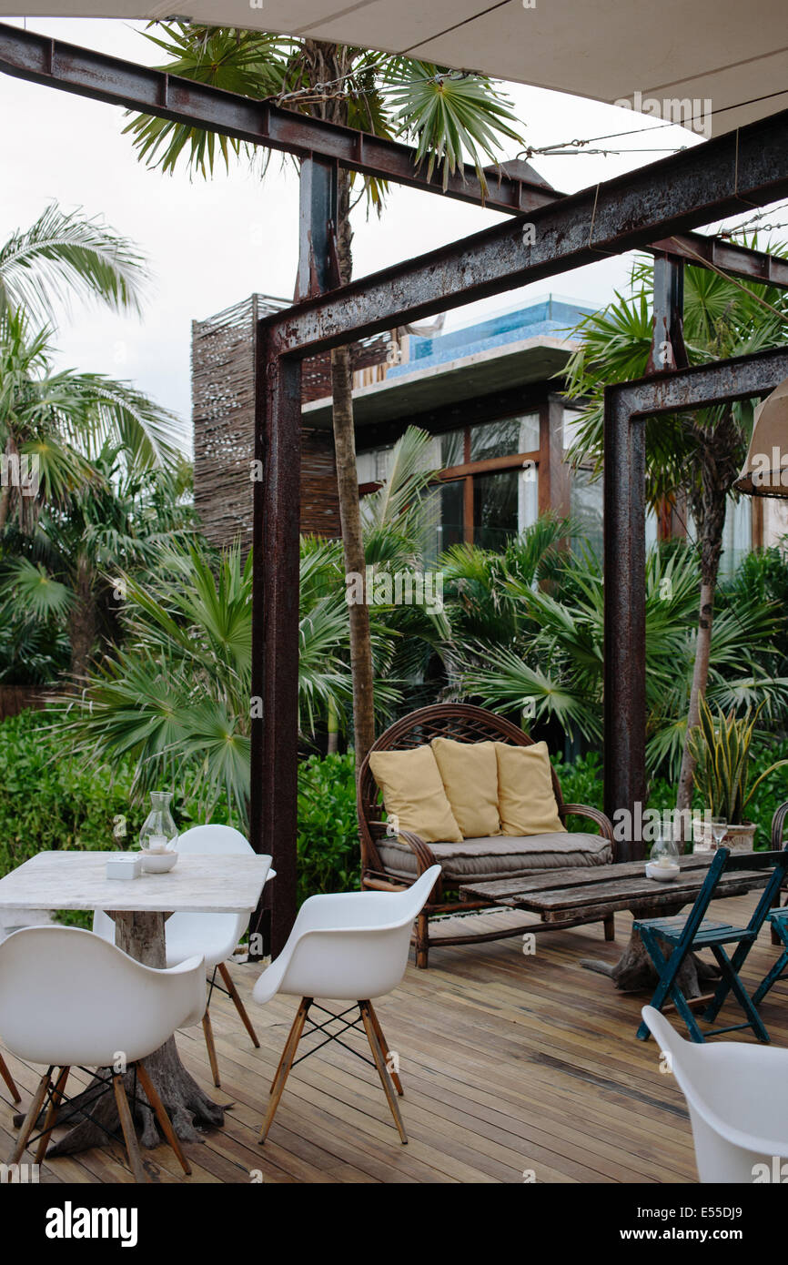 Open-Air-Restaurant mit weißen Stühlen und Stahlträger in Tulum, Mexiko Stockfoto