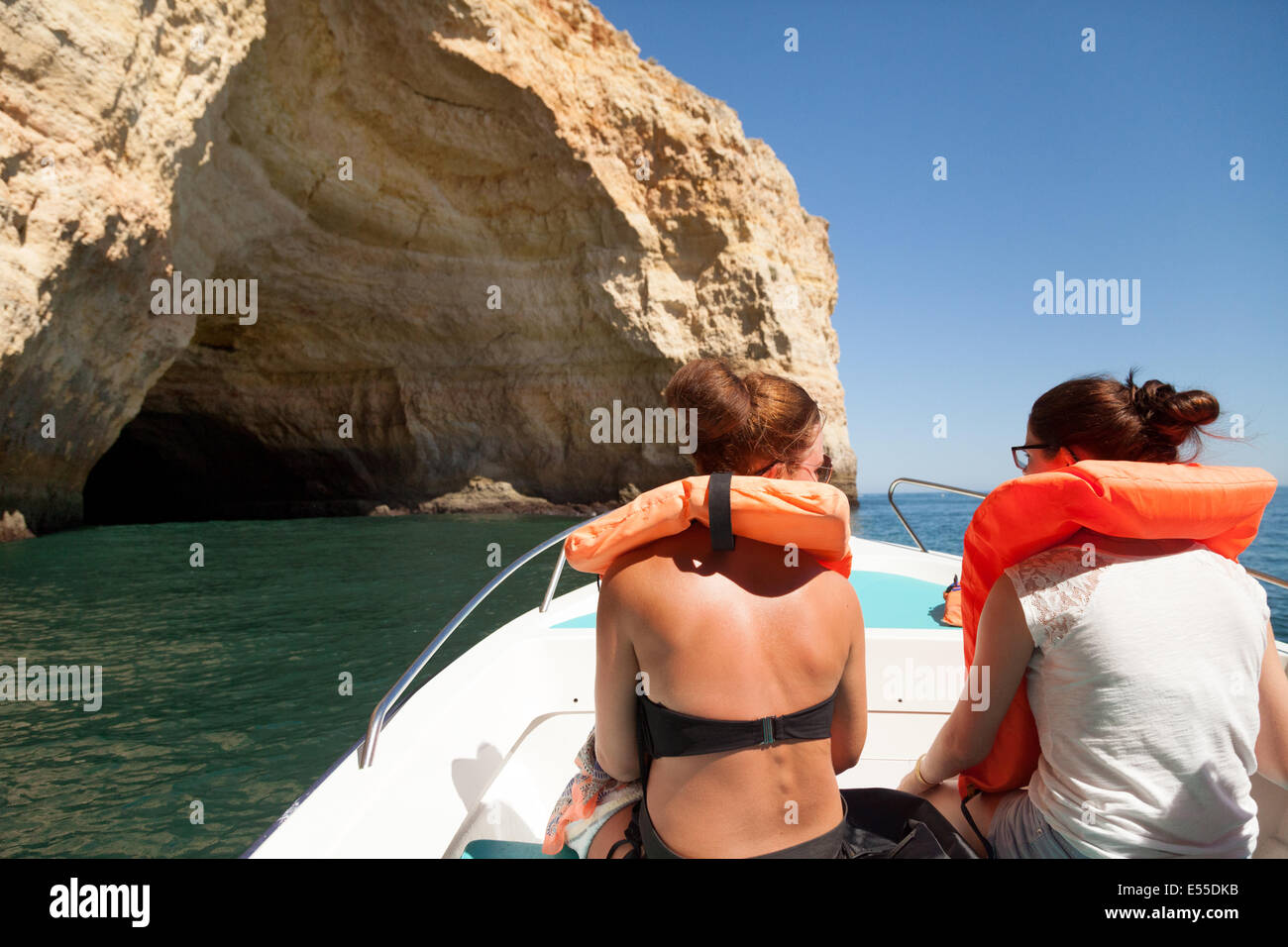 Touristen im Sommerurlaub, auf einer Bootstour zu die Meeresgrotten an der Algarve-Küste in der Nähe von Benagil, Algarve, Portugal, Europa sehen Stockfoto