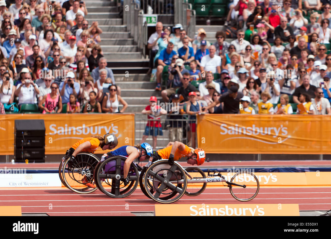 Hannah Cockroft (blauer Helm, Lane 2) Teilnahme an der Frauen T34 100 Meter Finale der Sainsbury Jubiläumsspiele, Horse Guards Parade Freitag, 20. Juni 2014. Hannah ging auf um das Rennen in einer Zeit von 18,44 Sekunden zu gewinnen. Sind Sie auch im Bild, Amy Siemons (Bahn 3) und Desiree Vranken (Spur 1), beide aus den Niederlanden. Stockfoto