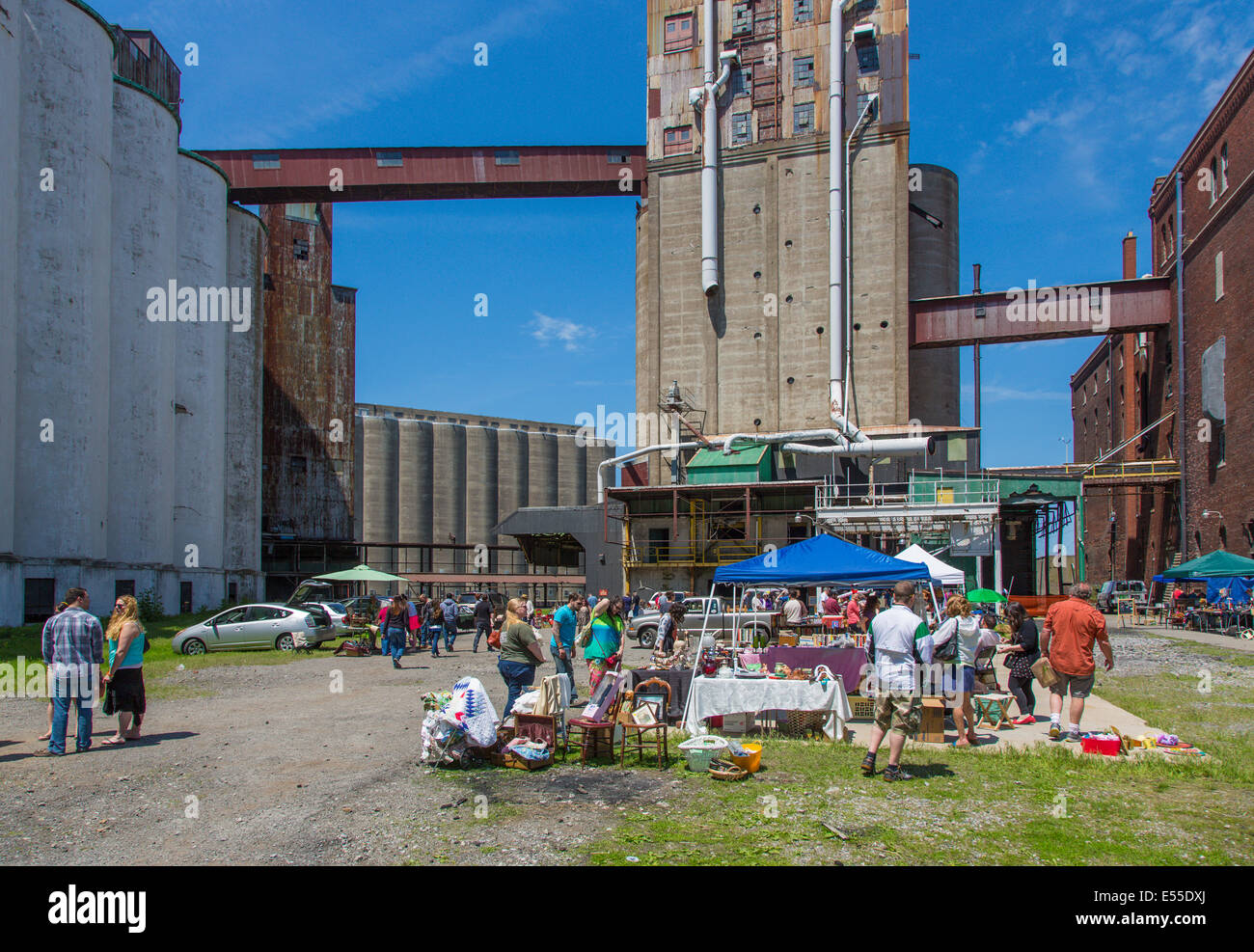 Flohmarkt am historischen verlassenen Getreidesilos an der Uferpromenade in Buffalo, New York nun als Silo Stadt kennen. Stockfoto