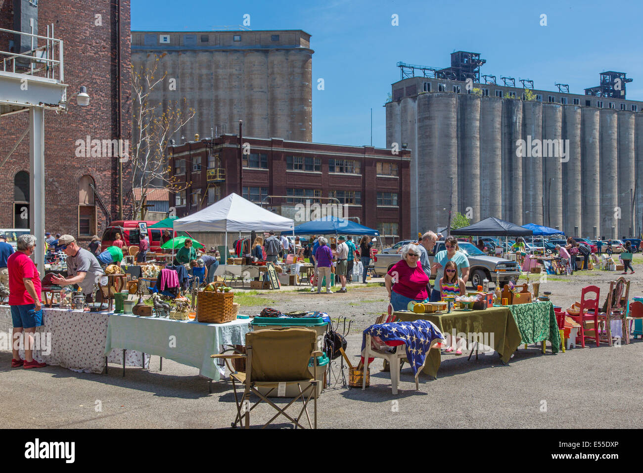 Flohmarkt am historischen verlassenen Getreidesilos an der Uferpromenade in Buffalo, New York nun als Silo Stadt kennen. Stockfoto