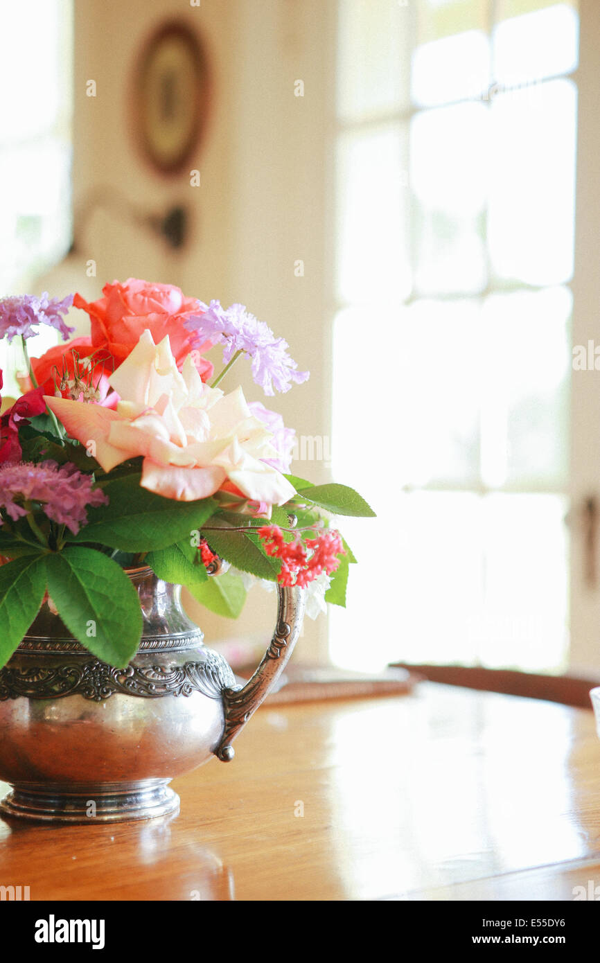 Frische Blumen im antiken Vase auf Holz Esstisch in Bed &amp; Breakfast Ranch in Sonoma, Kalifornien Stockfoto