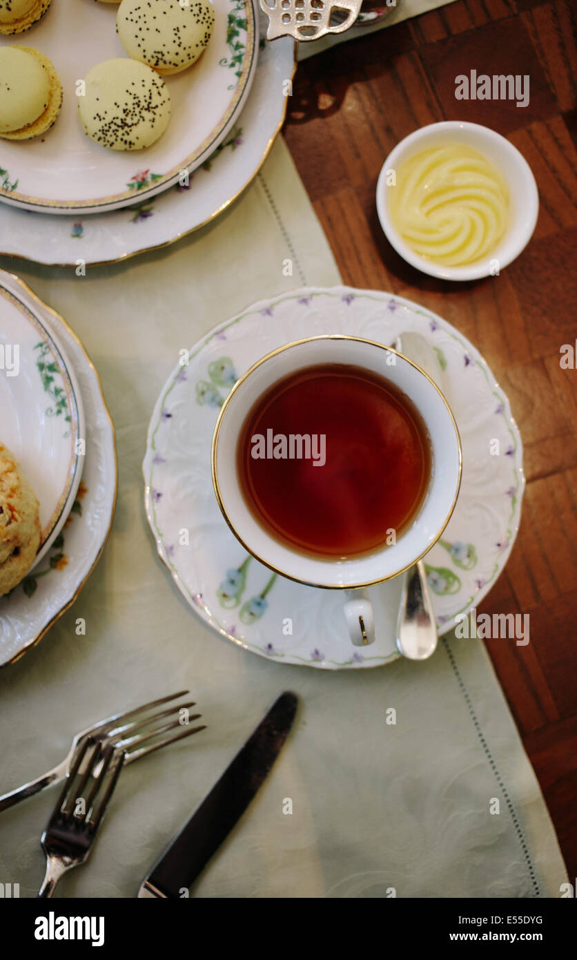 Vogelperspektive vie Tee mit Macarons, Zitronencreme und Scones. Stockfoto