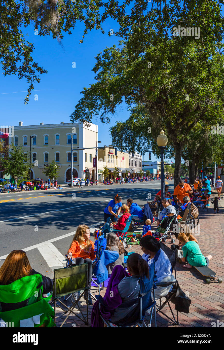 Menschenmassen entlang der Main Street in der Innenstadt von Gainesville am Tag des Homecoming Parade, Florida, USA Stockfoto