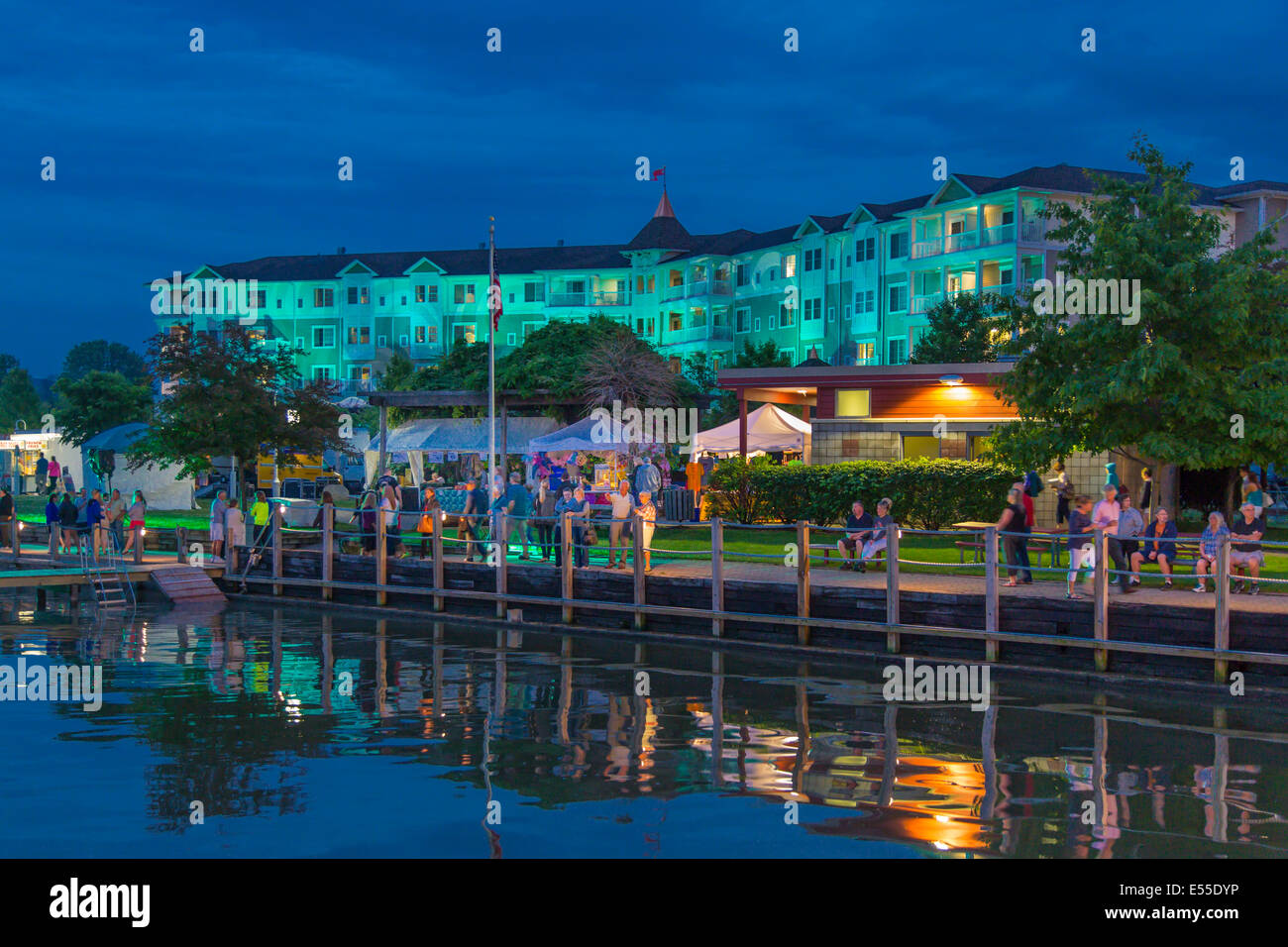 Harbor Hotel auf Seneca Lake beleuchtet für Lichter Waterfront Hafenfest in Watkins Glen in der Finger Lakes Region von New York Stockfoto