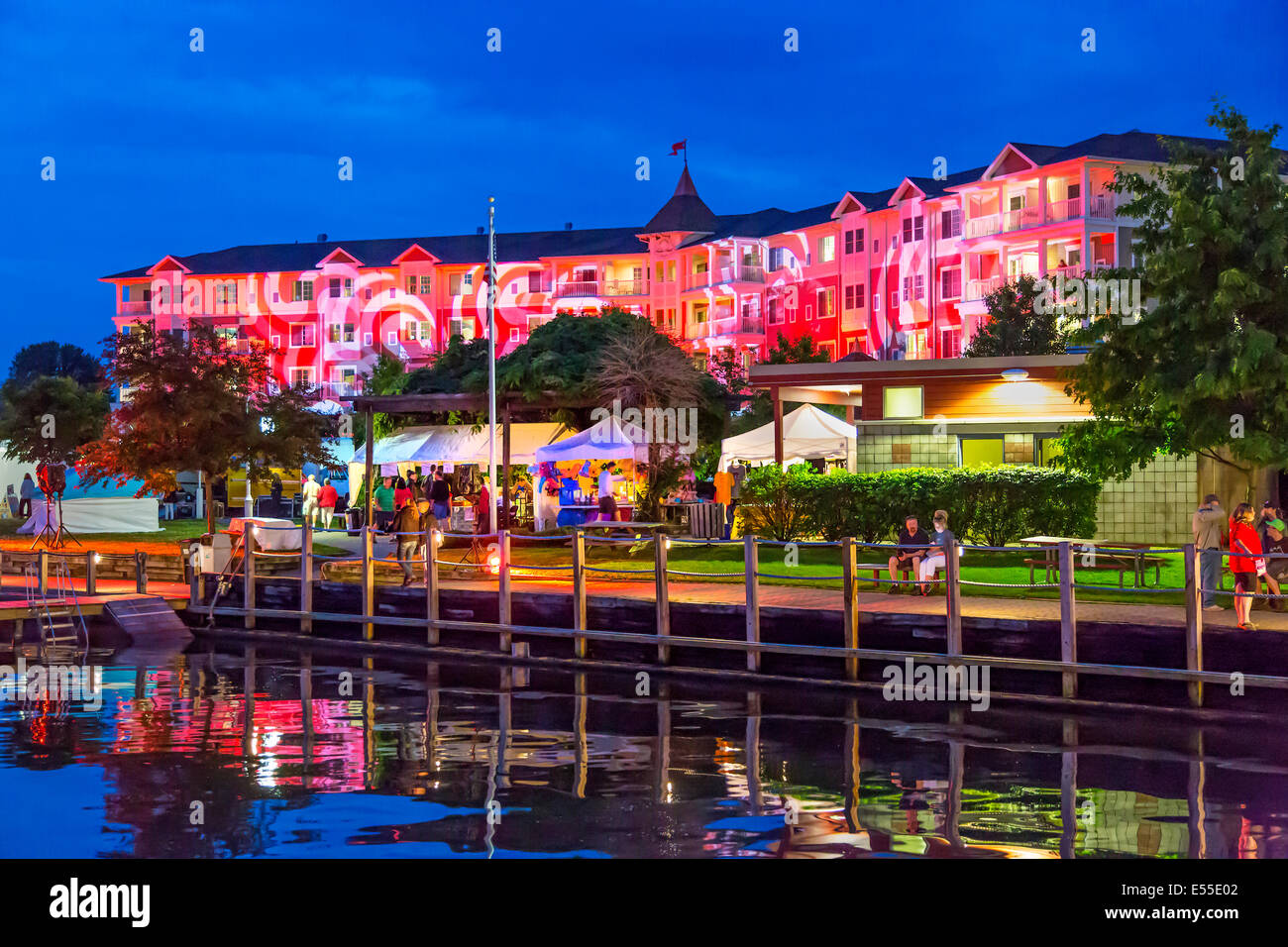 Harbor Hotel auf Seneca Lake beleuchtet für Lichter Waterfront Hafenfest in Watkins Glen in der Finger Lakes Region von New York Stockfoto