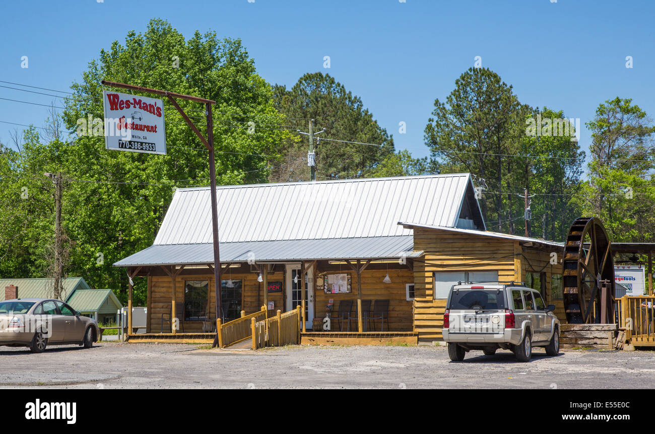 Wes-Mann Restaurant gegenüber alten Autostadt in weißen Georgien Stockfoto