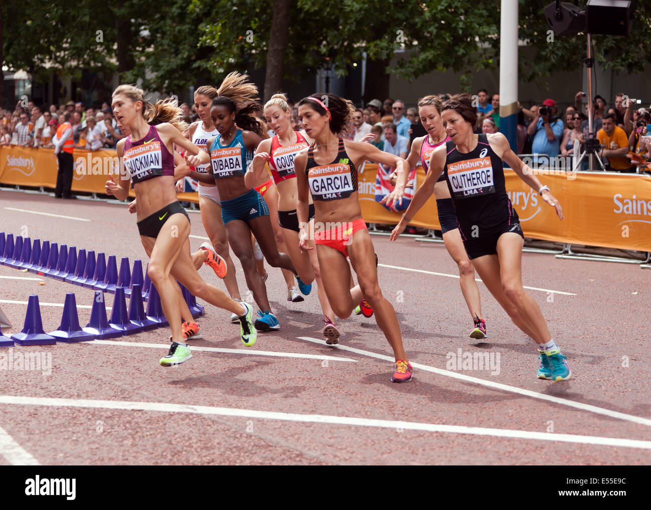 Konkurrenten in der Frauen 1 Meile Finale Runde die Haarnadelkurve am Ende der Mall, während der Sainsbury Jubiläumsspiele. Genzebe Dibarba ging auf Ther gewinnen das Rennen in einer Zeit von 4,28.   Großbritanniens, Helen Clitheroe Platz 5 in einer Zeit von 4,36. Stockfoto