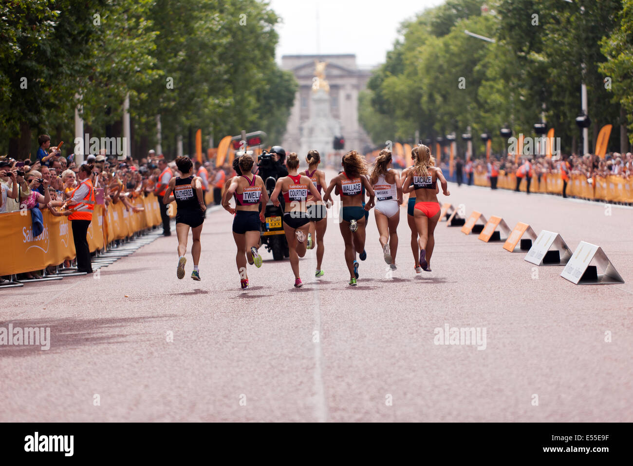 Konkurrenten in der Frauen 1 Meile in zurück Richtung Buckingham Palacel während der Sainsbury Jubiläumsspiele. Genzebe Dibarba ging auf Ther gewinnen das Rennen in einer Zeit von 4,28.   Great Britains, Helen Clitheroe Platz 5 in einer Zeit von 4,36. Stockfoto