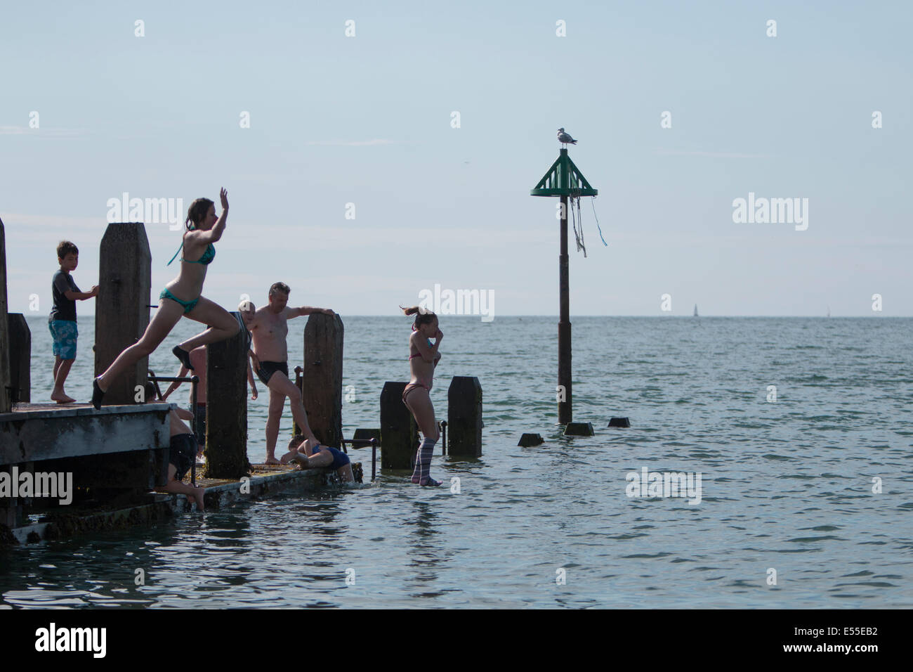 Aberystwyth, Wales, UK. 21. Juli 2014. Wetter: Jugendliche machen das Beste aus dem heißen Wetter Steg ins Meer in Aberystwyth abspringen, da Temperaturen über 30 Grad Credit nähern: Jon Freeman/Alamy Live News Stockfoto
