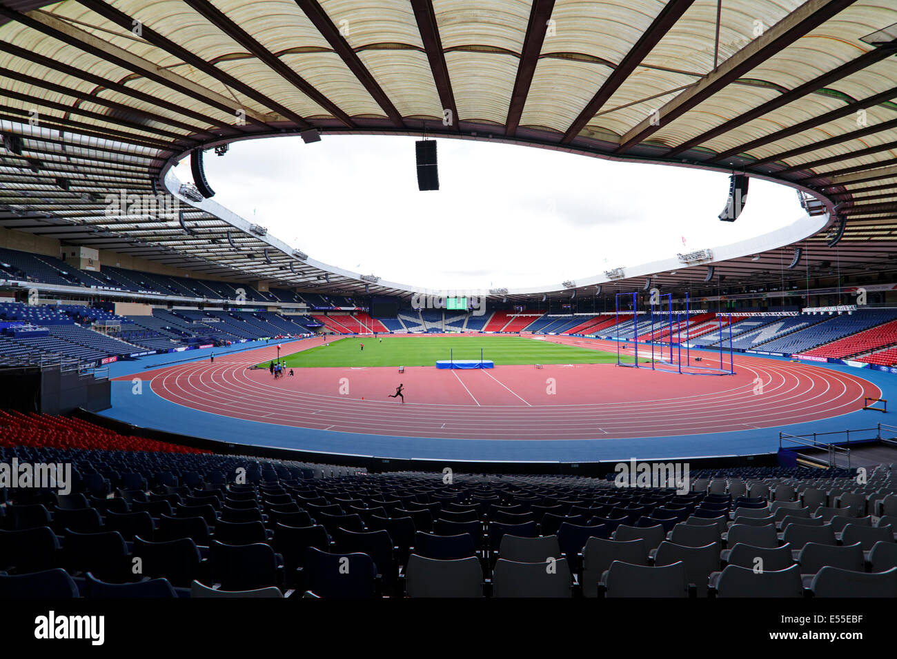 Hampden Park, Glasgow, Schottland, Großbritannien, Montag, Juli 2014. Athleten trainieren auf der Laufstrecke im Hampden Park, der von einem Fußballstadion, das normalerweise von Queen's Park und den schottischen Nationalmannschaften genutzt wird, in den Glasgow 2014 Commonwealth Games Athletics Venue umgewandelt wurde Stockfoto