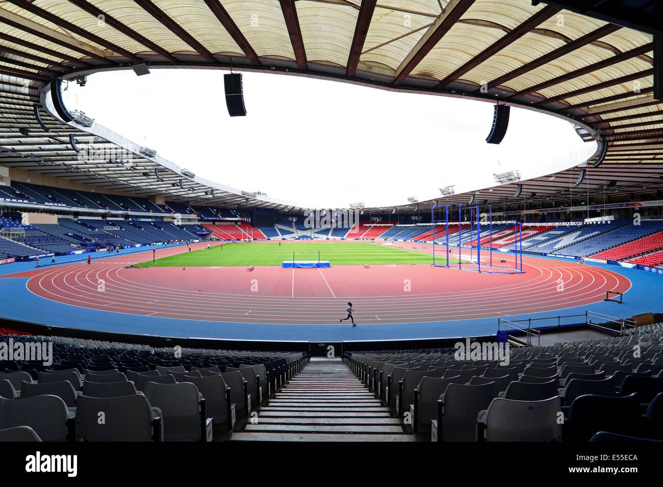 Hampden Park, Glasgow, Schottland, Großbritannien, Montag, Juli 2014. Athleten trainieren auf der Laufstrecke im Hampden Park, der von einem Fußballstadion, das normalerweise von Queen's Park und den schottischen Nationalmannschaften genutzt wird, in den Glasgow 2014 Commonwealth Games Athletics Venue umgewandelt wurde Stockfoto