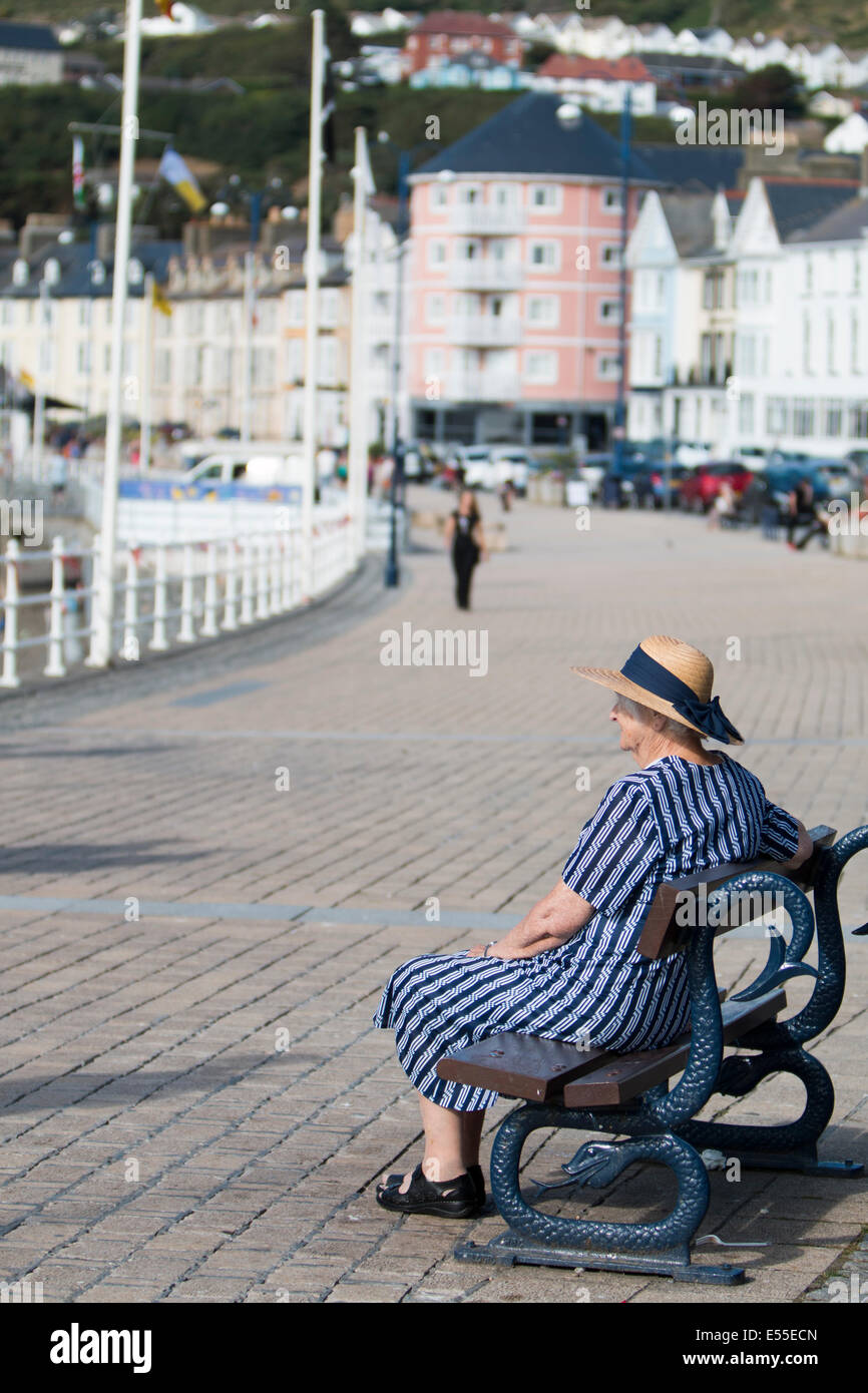 Aberystwyth, Wales, UK. 21. Juli 2014. Wetter: Eine ältere Dame Enojys die Sonne auf ein weiterer heißer Tag in Aberystwyth als Temperaturen nähern 30° Credit: Jon Freeman/Alamy Live News Stockfoto