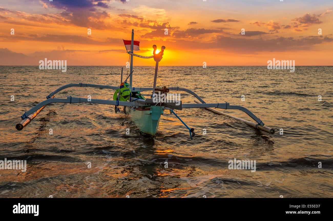 Angelboot/Fischerboot vor Lovina Beach, Bali, Indonesien Stockfoto