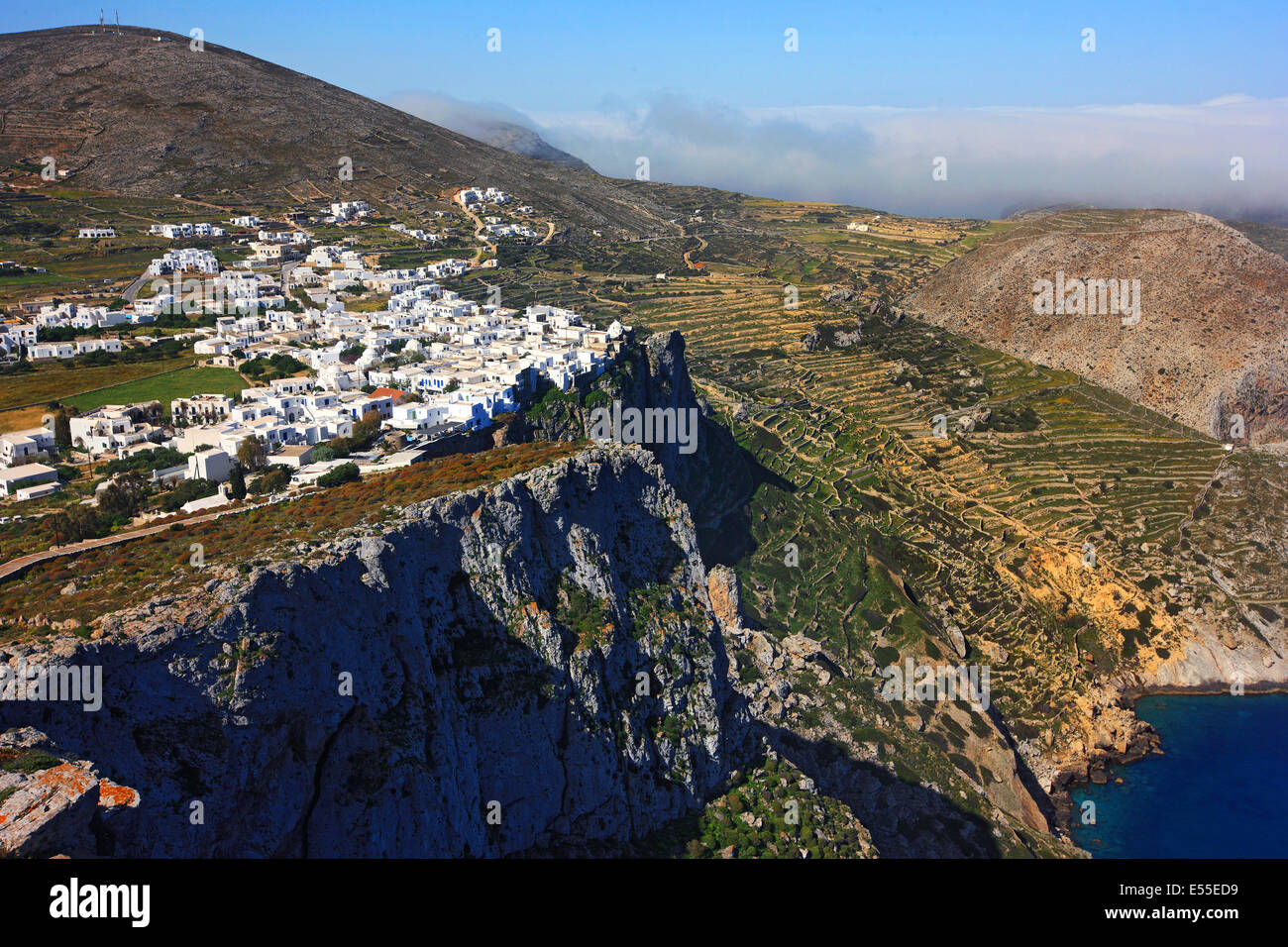 Die Chora ("Hauptstadt") von Folegandros, eines der schönsten Horas Kykladen, schwebt über einer Klippe von 300 m. Griechenland Stockfoto