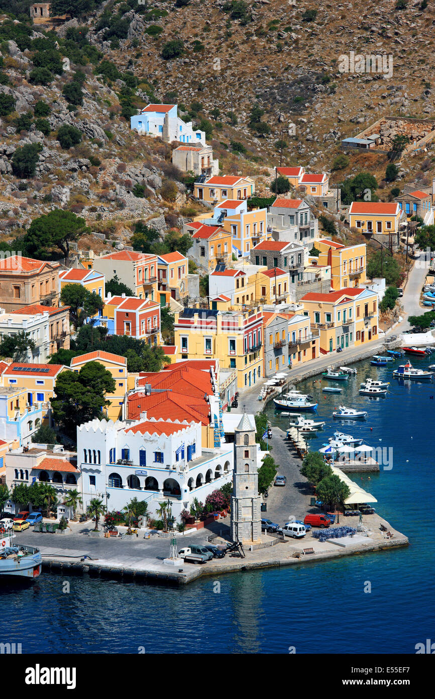 Griechenland, Insel Symi, Dodekanes. Teilansicht des Gyalos, Hauptstadt und Haupthafen der Insel. Stockfoto