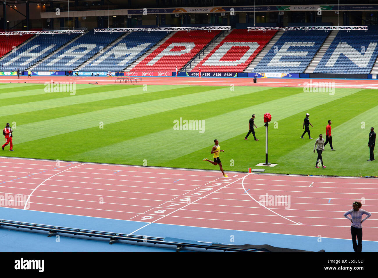 Hampden Park, Glasgow, Schottland, Großbritannien, Montag, Juli 2014. Athleten trainieren auf der Laufstrecke im Hampden Park, der von einem Fußballstadion, das normalerweise von Queen's Park und den schottischen Nationalmannschaften genutzt wird, in den Glasgow 2014 Commonwealth Games Athletics Venue umgewandelt wurde Stockfoto