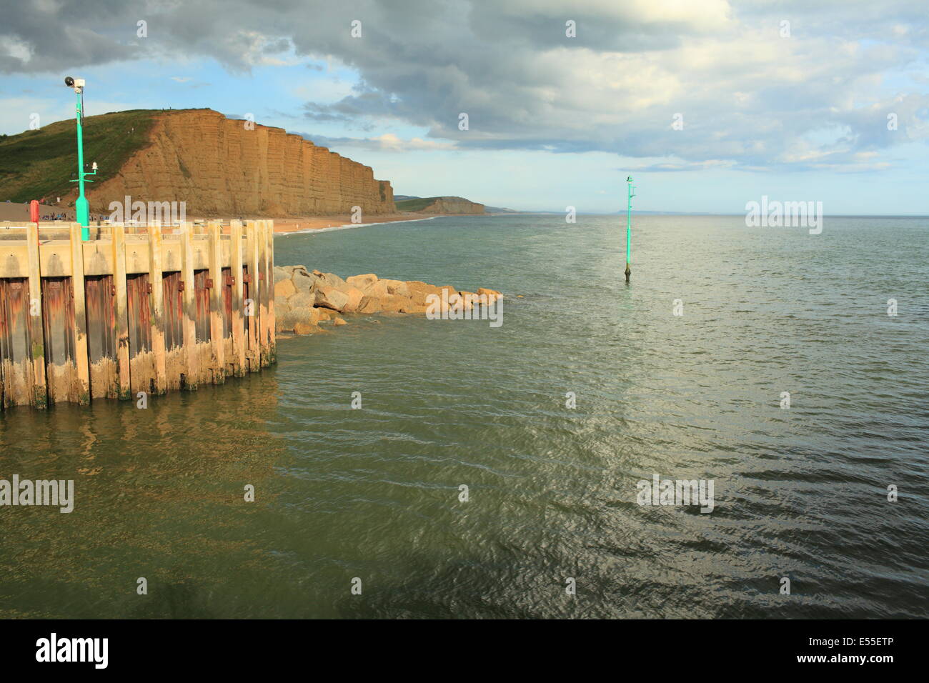 Eingang zum Hafen von West Bay, auf der Suche nach East Cliff, West Bay, Dorset, England, UK Stockfoto