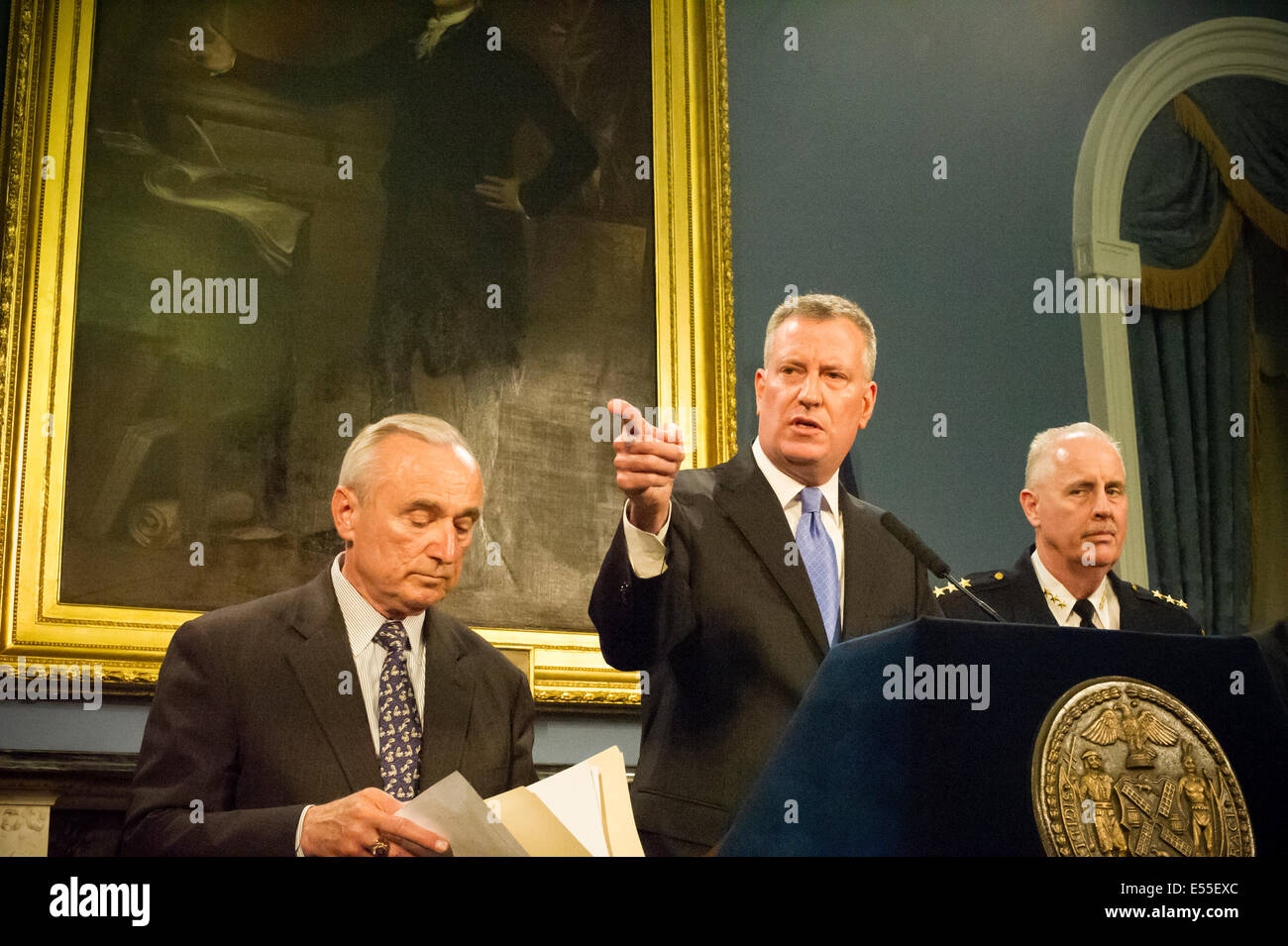 New Yorker Bürgermeister Bill De Blasio, Center und NYPD Kommissar William Bratton, links, sprechen auf einer Pressekonferenz Stockfoto