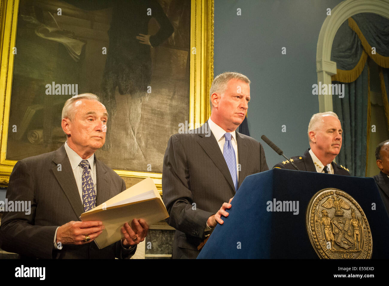 New Yorker Bürgermeister Bill De Blasio, Center und NYPD Kommissar William Bratton, links, sprechen auf einer Pressekonferenz Stockfoto