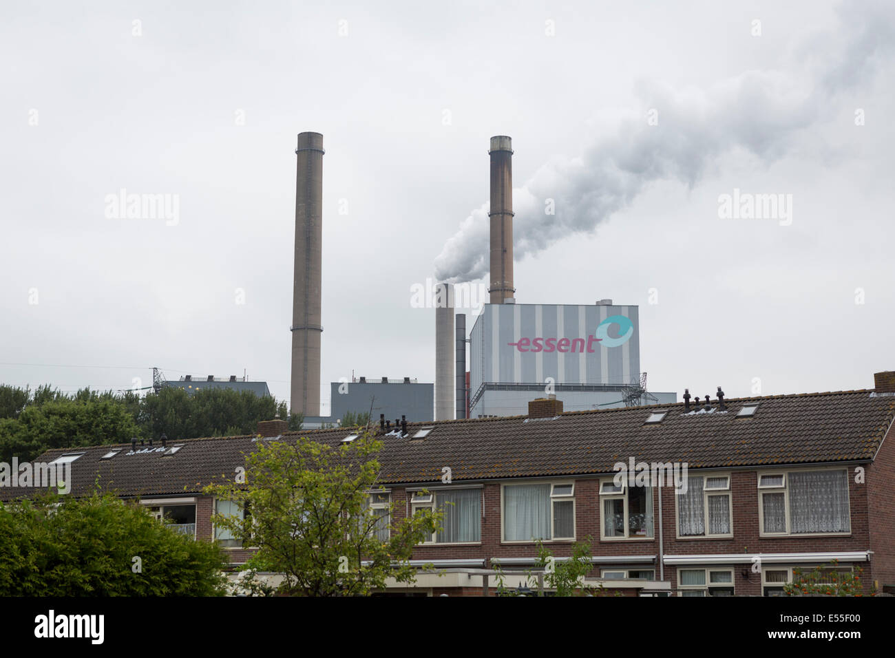 Amercentrale hinter Häusern, Kohle befeuerten Kraftwerk Station im Besitz von Essent in Geertruidenberg in den Niederlanden Stockfoto