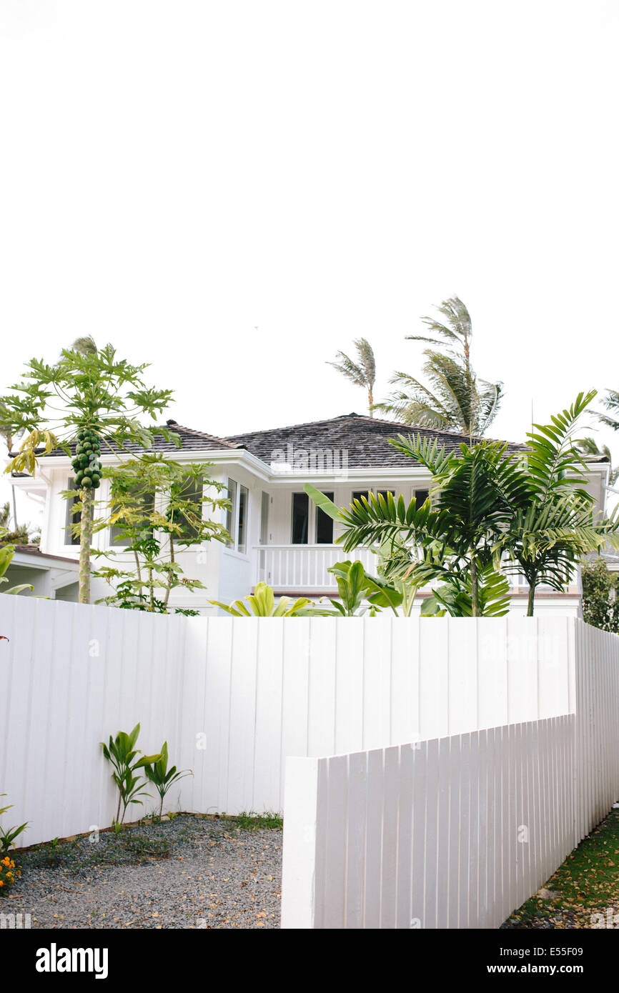 Blick auf Meer in Hawaii mit Bäumen und weißen Zaun nach Hause. Stockfoto