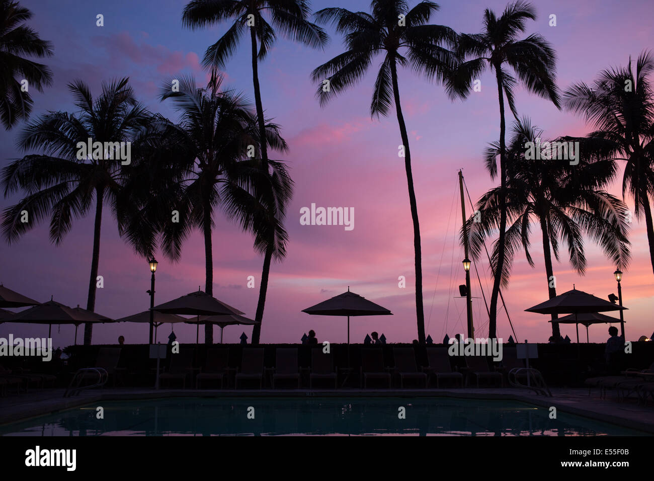 Sonnenuntergang am Strand von Waikiki aus Sicht eines Hotel-Pools Stockfoto