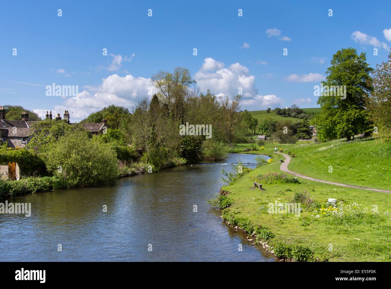 Ansicht des Flusses Wye, zeigt Weg durch "Scots Garten" Bakewell, Derbyshire, England, Mai. Stockfoto